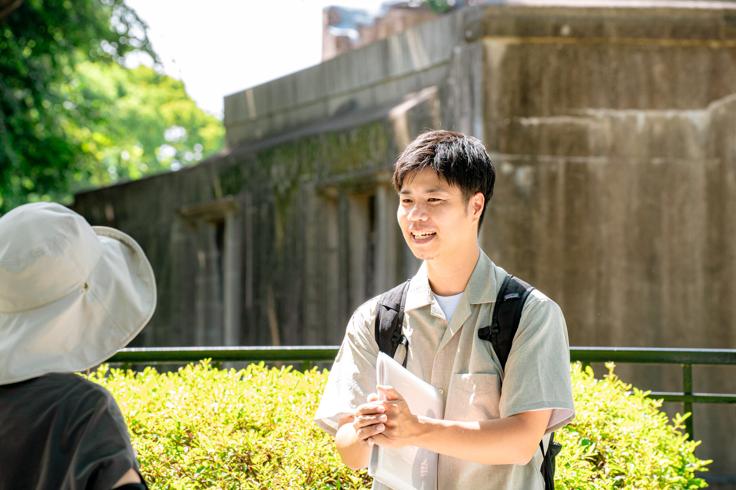 参加者と向き合いながら説明する村上正晃