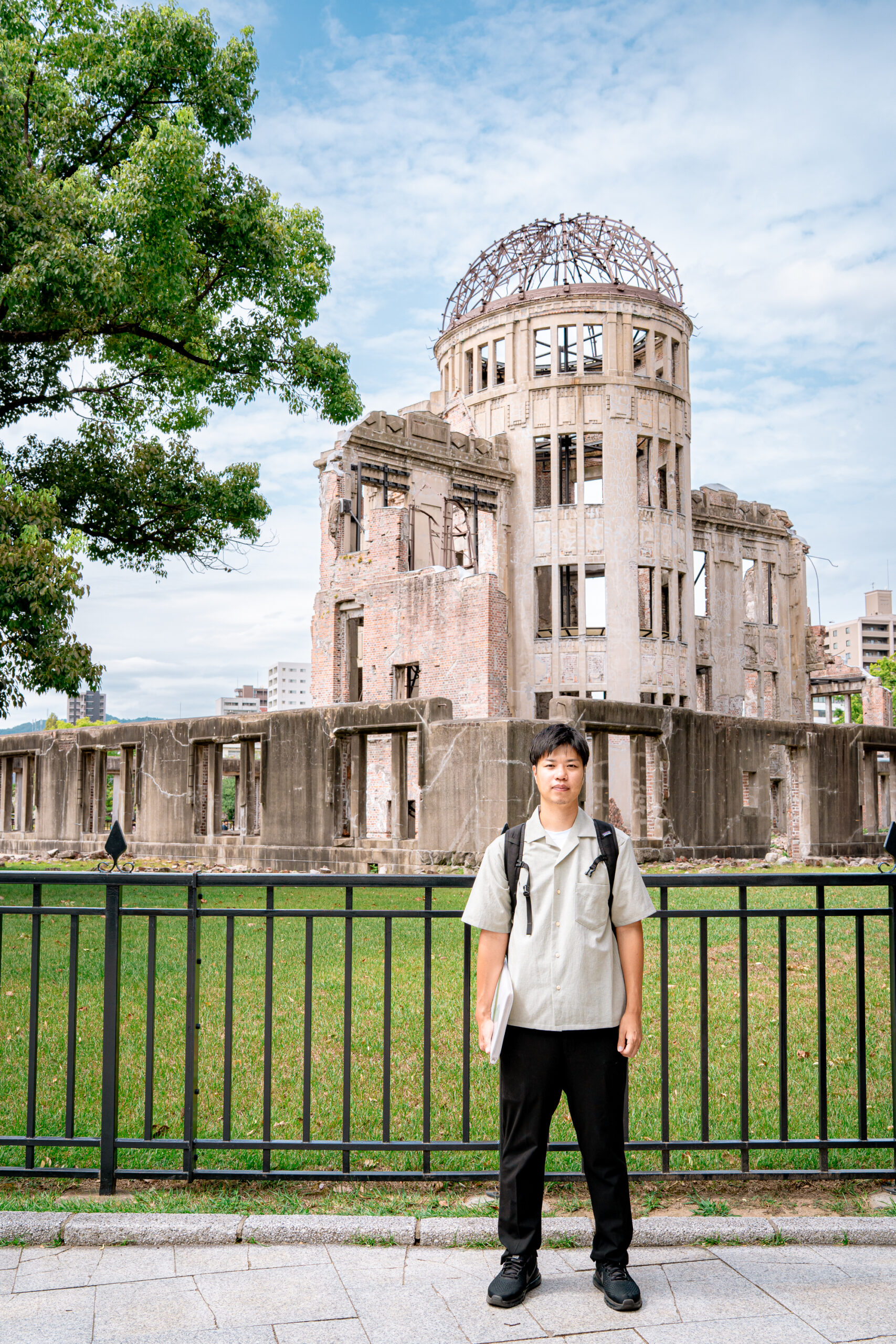 広島平和記念公園でガイド活動をする86GUIDE Hiroshimaの村上正晃