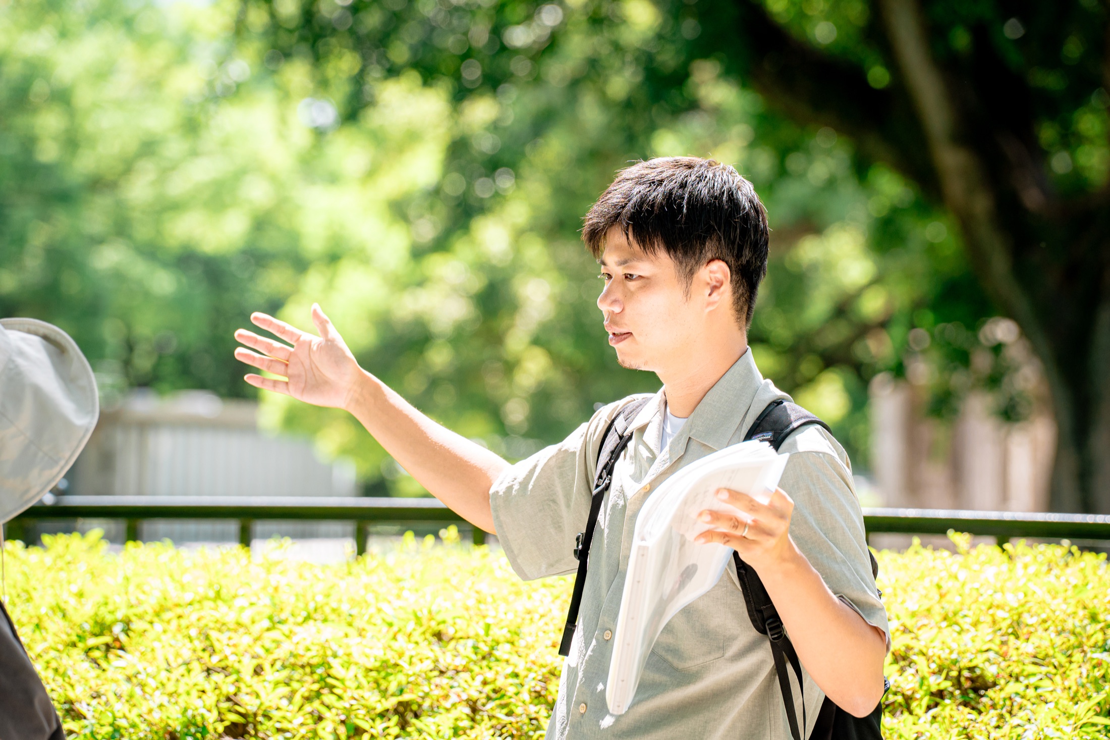 資料を手に身振りを交えて説明する村上正晃